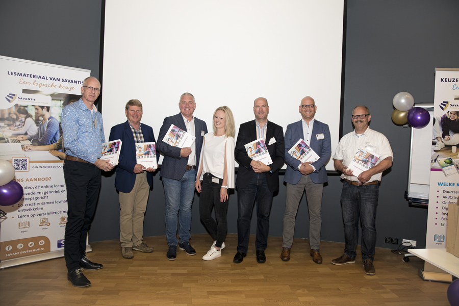 Redactieleden met vakboek Schildertechnieken