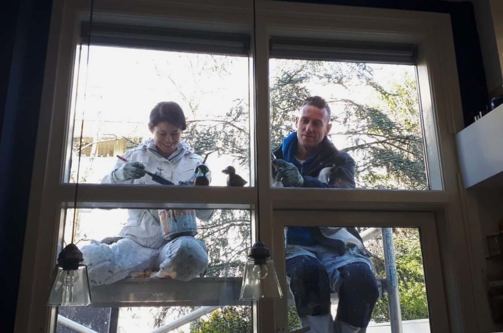 Jenny Li aan het schilderen op een steiger