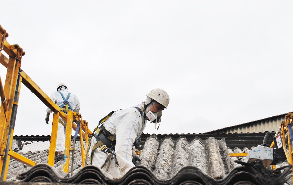 Onderhoud aan asbesthoudende ondergronden, stopverven en kitten
